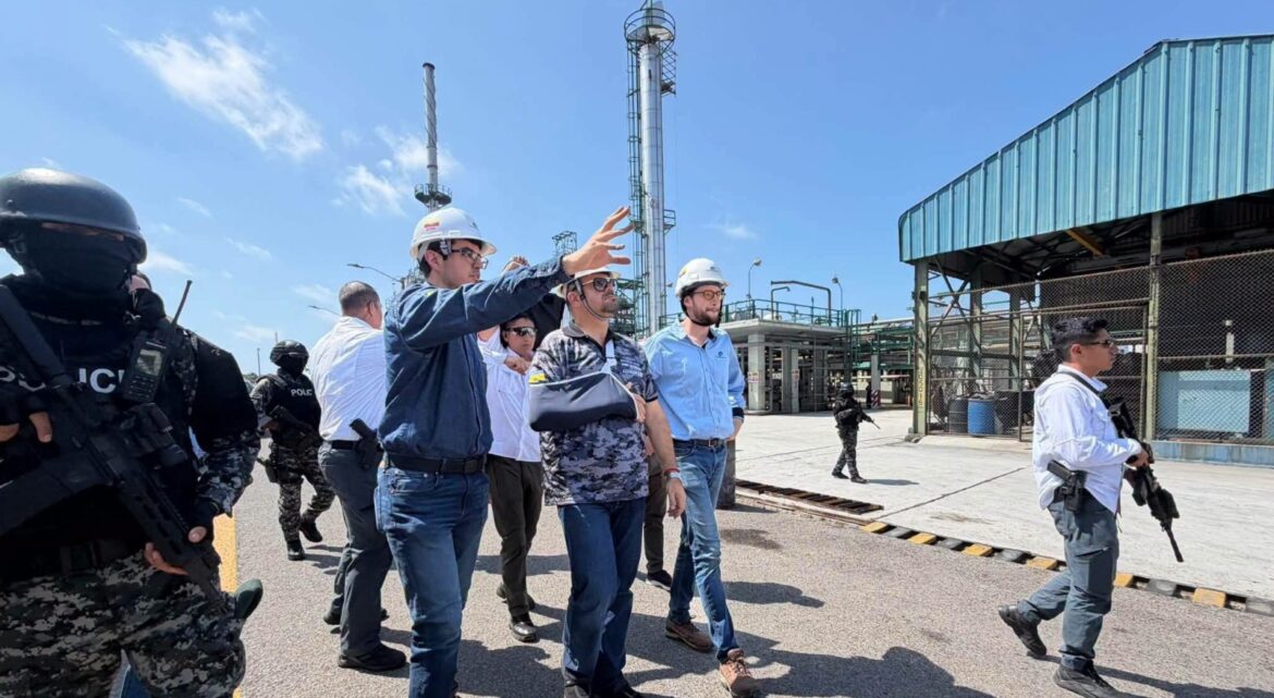 Ministro del Interior supervisa seguridad en la Refinería de La Libertad