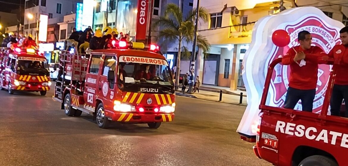 Bomberos de La Libertad iluminaron las calles con el tradicional desfile de antorchas