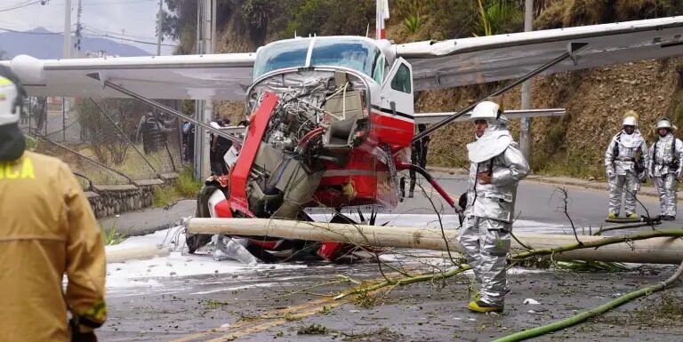 Avioneta cae en una carretera de Cuenca, hay dos personas heridas