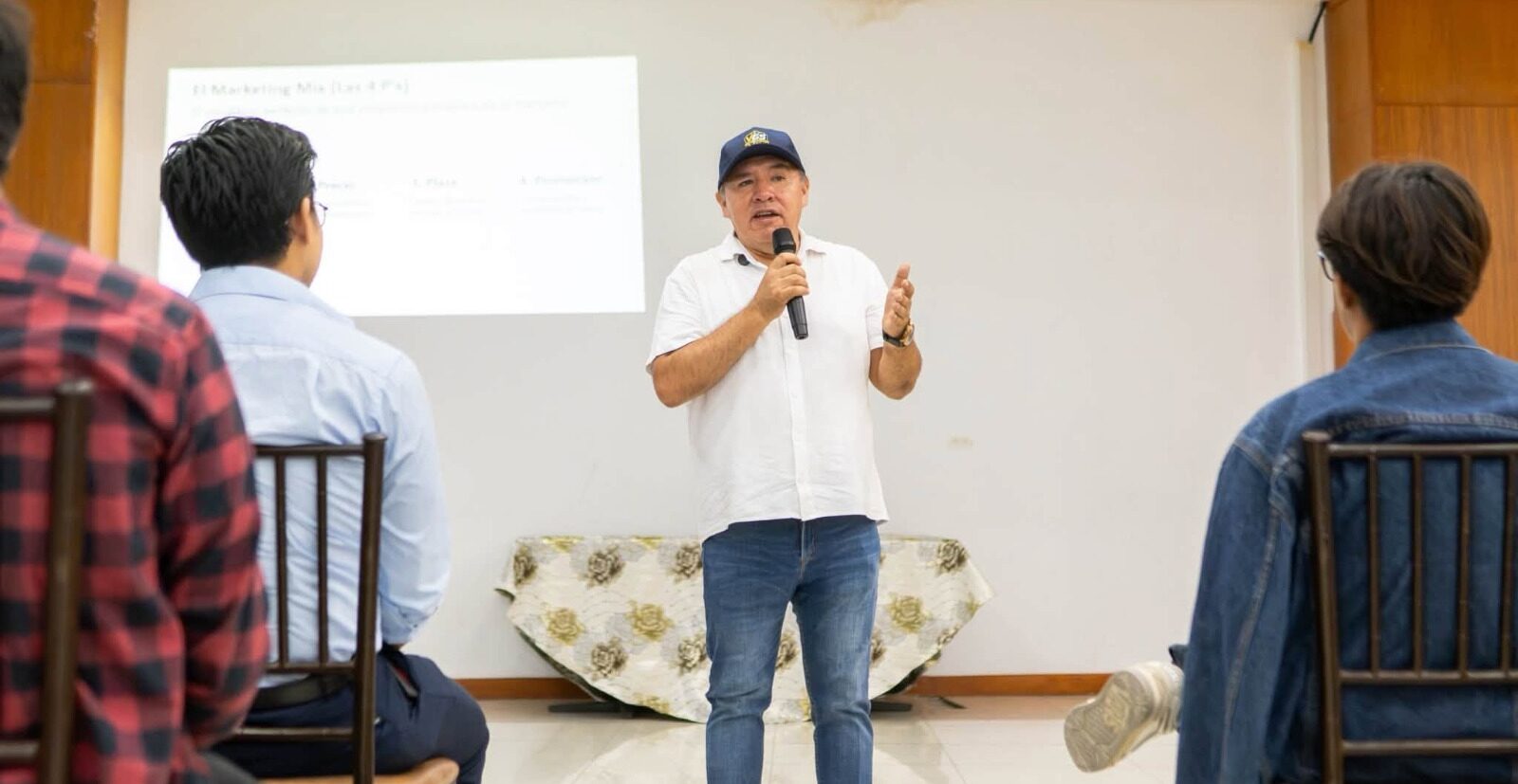 Víctor Valdivieso destaca la importancia de la capacitación durante curso de marketing en La Libertad