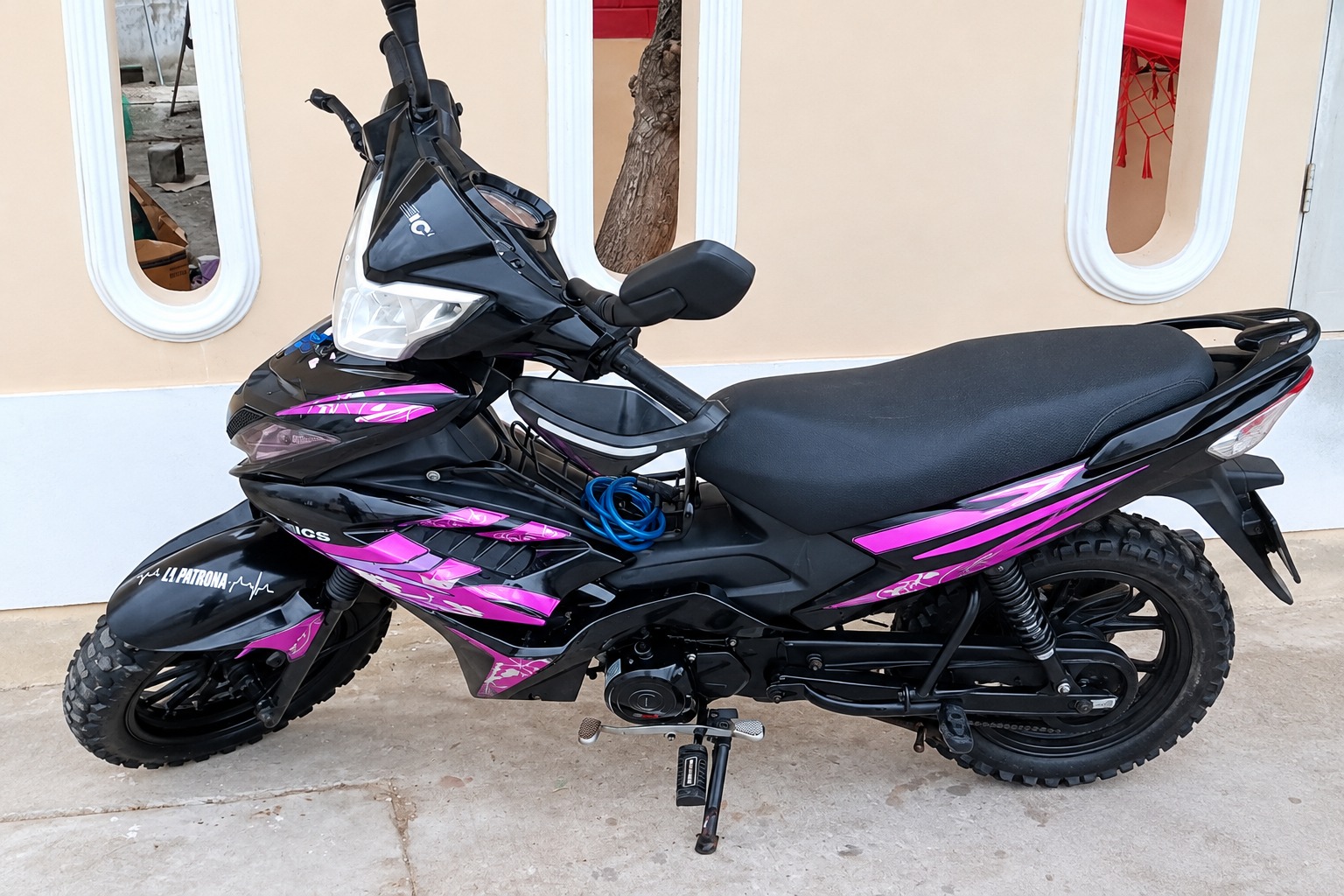 Seis sujetos armados habrían robado una motocicleta a una mujer en La Libertad