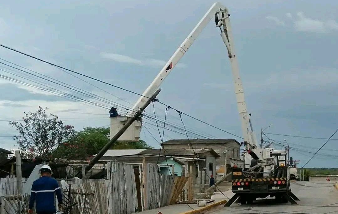 Fuertes vientos provocan daños en postes eléctricos en la comuna Pechiche