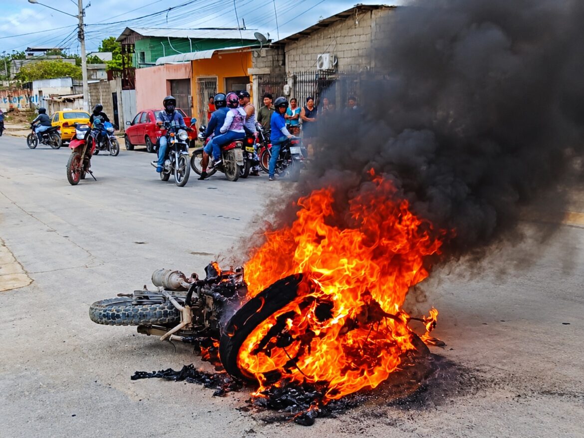 Presunto ladrón fue retenido y su motocicleta incendiada en La Libertad