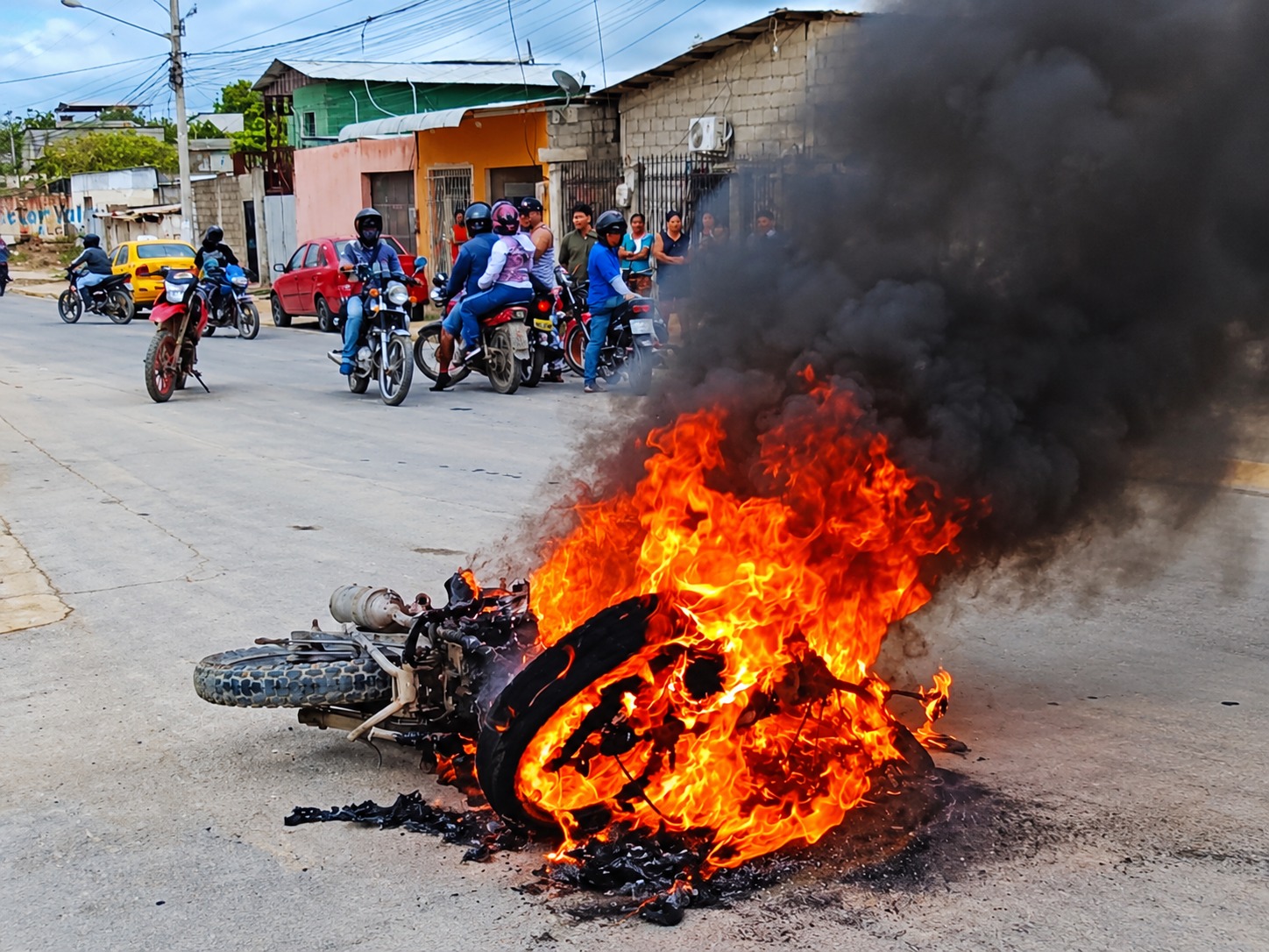 Presunto ladrón fue retenido y su motocicleta incendiada en La Libertad