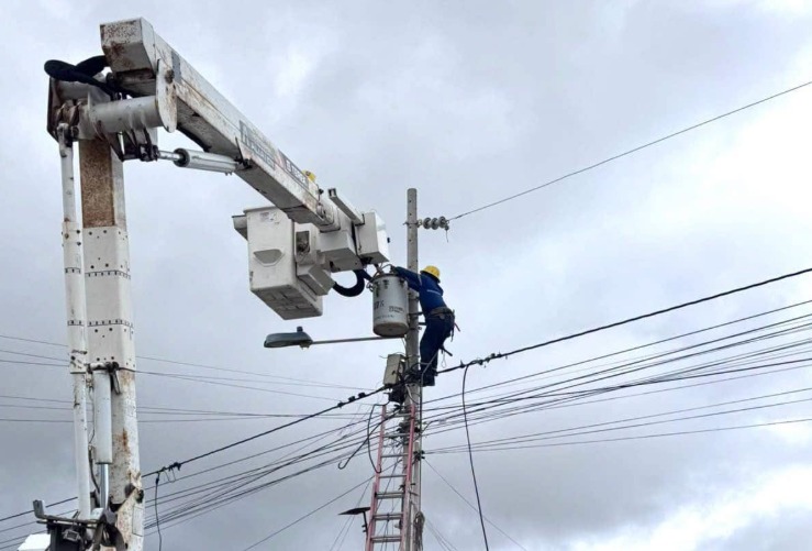 CNEL EP reemplazó transformadores afectados por las lluvias en Santa Elena