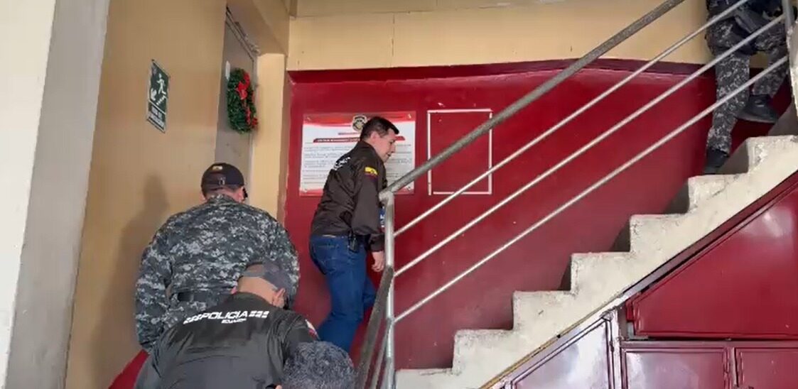 Allanan el Cuerpo de Bomberos de Santa Elena por presunta comercialización ilegal de combustible