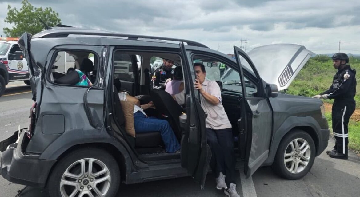Accidente de tránsito moviliza a equipos de emergencia en la vía Santa Elena–Guayaquil